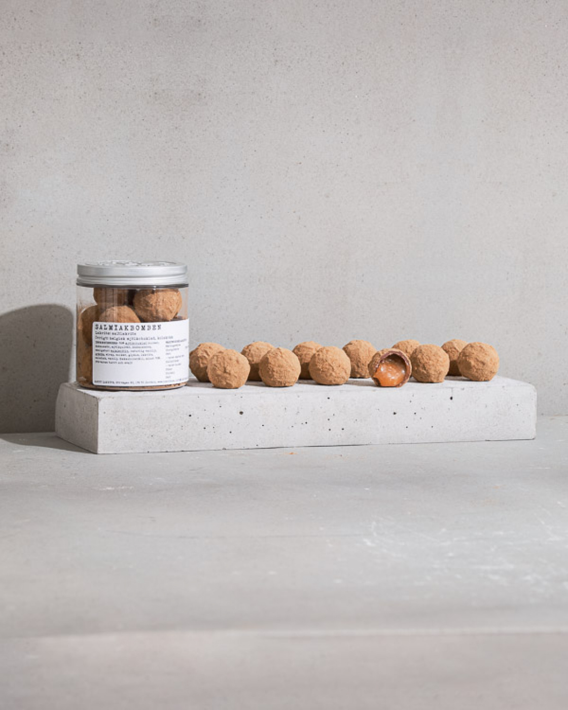 Salmiakbomben 12-pack in the group Chocolate coated liquorice at Haupt Lakrits AB (100170122)